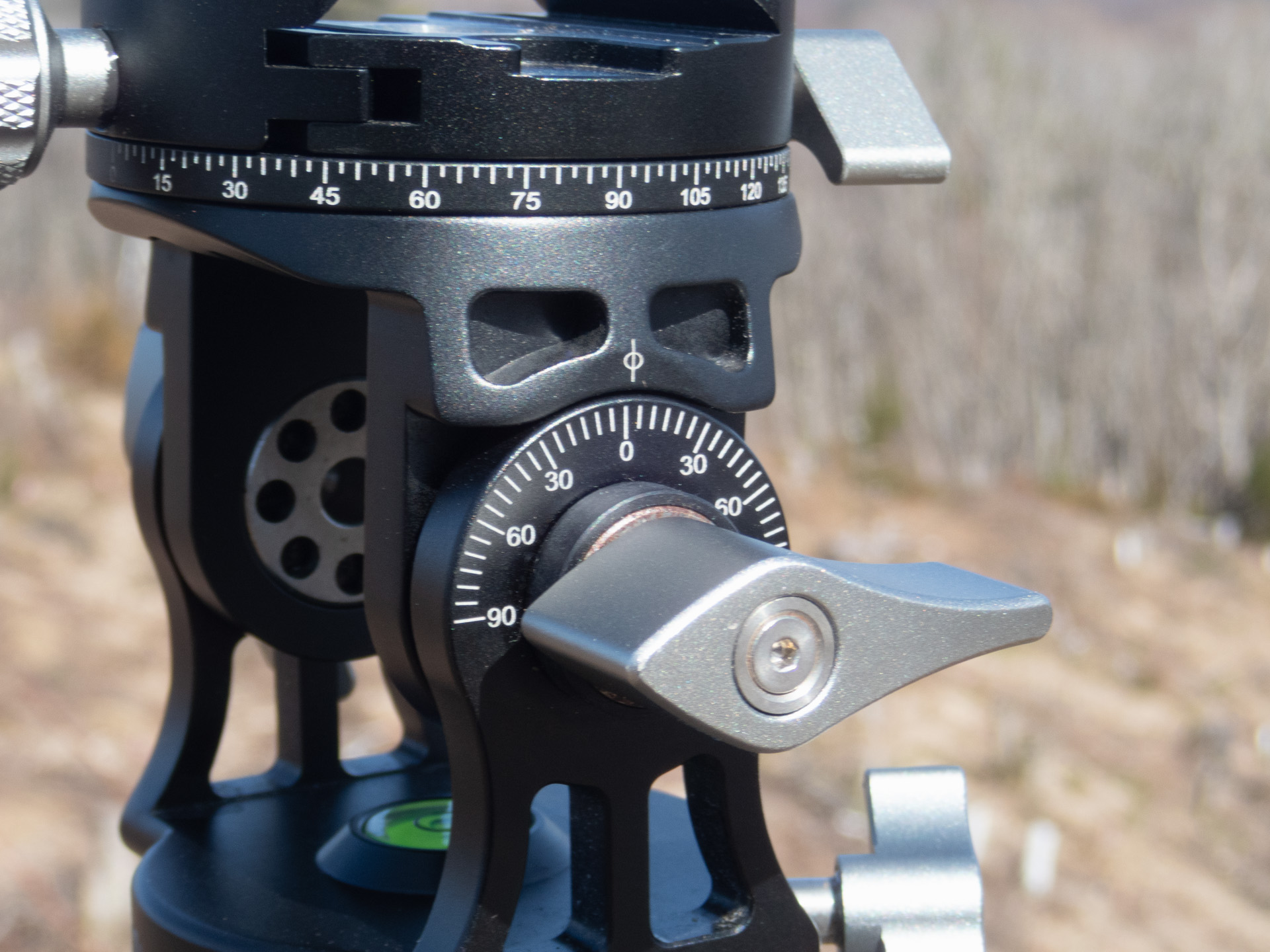 目盛が刻まれた方のレバーはロック機構。完全に止める時はこちらを締め込む