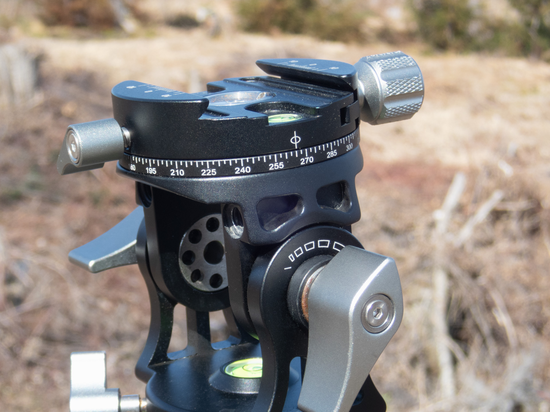 反対側、＋ーの刻印があるレバーは与圧機構