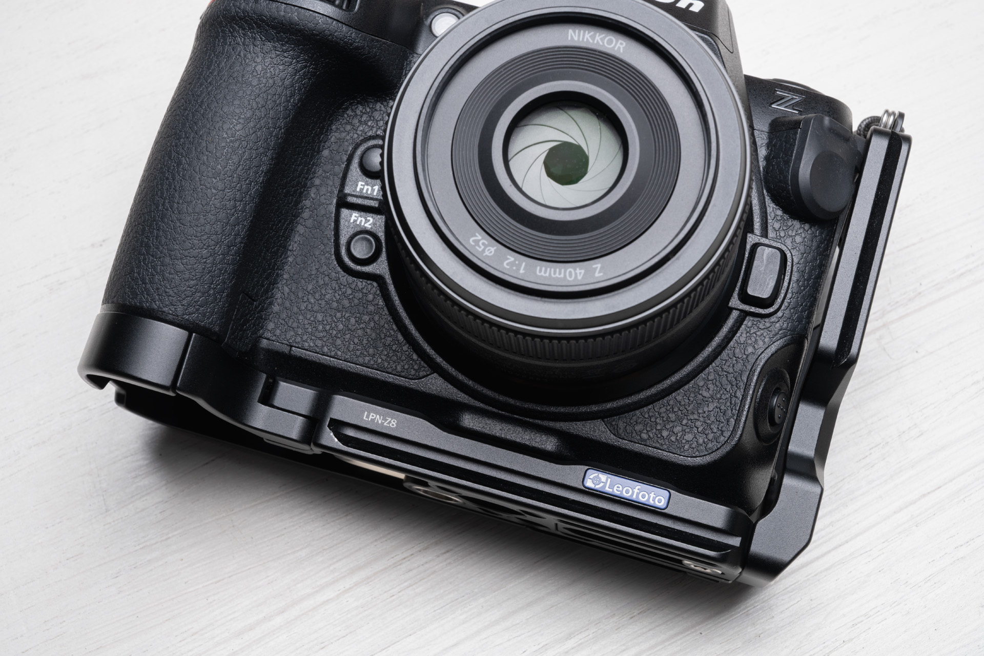 L型プレートは機種専用。多くのメーカー対応品があるほか汎用モデルも用意されている