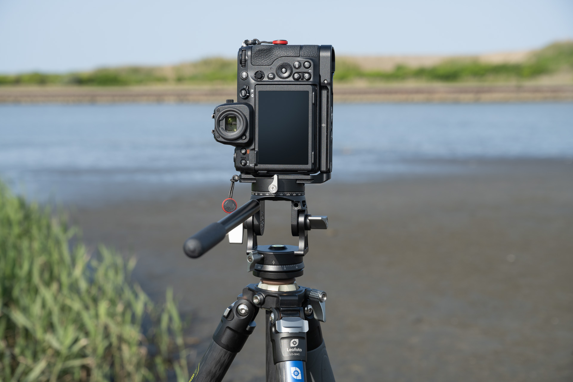 1度カメラを外して短辺方向に取り付け直すだけで同ポジションの縦位置になる