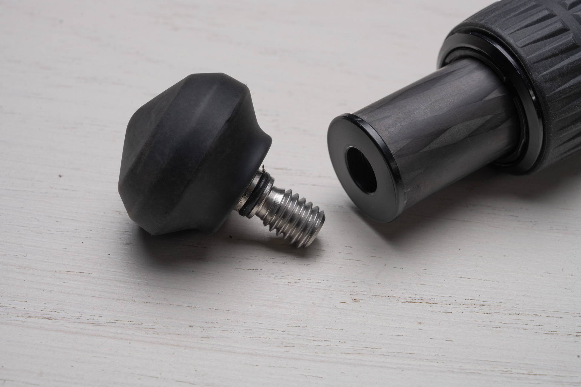 石突は3/8インチステンレスネジ。Oリングが組み込まれて、脚に水が侵入しにくい