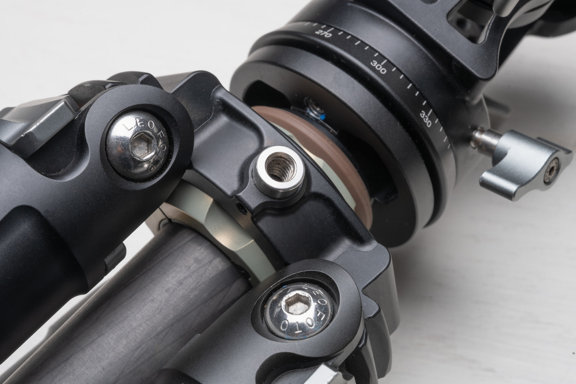 オプションを取り付けるネジ穴。頻繁に脱着する箇所はステンレスインサート