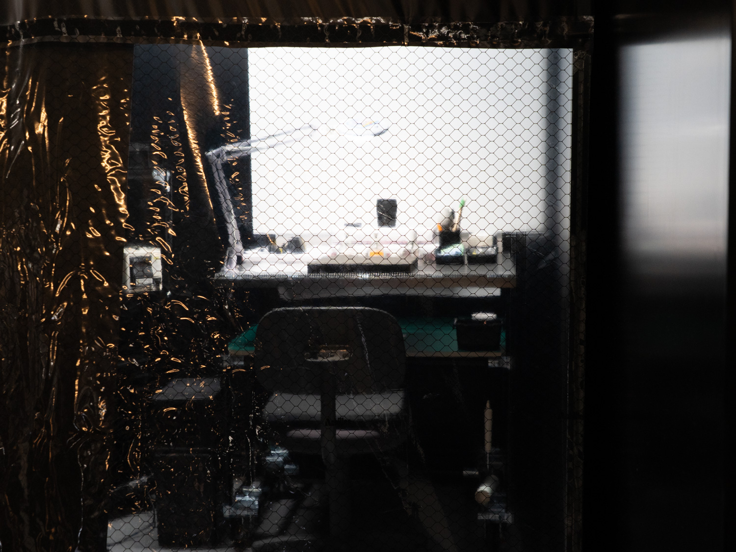 レンズクリーニングと一部の機能検査はホコリ対策にクリーンブースの中で行なう