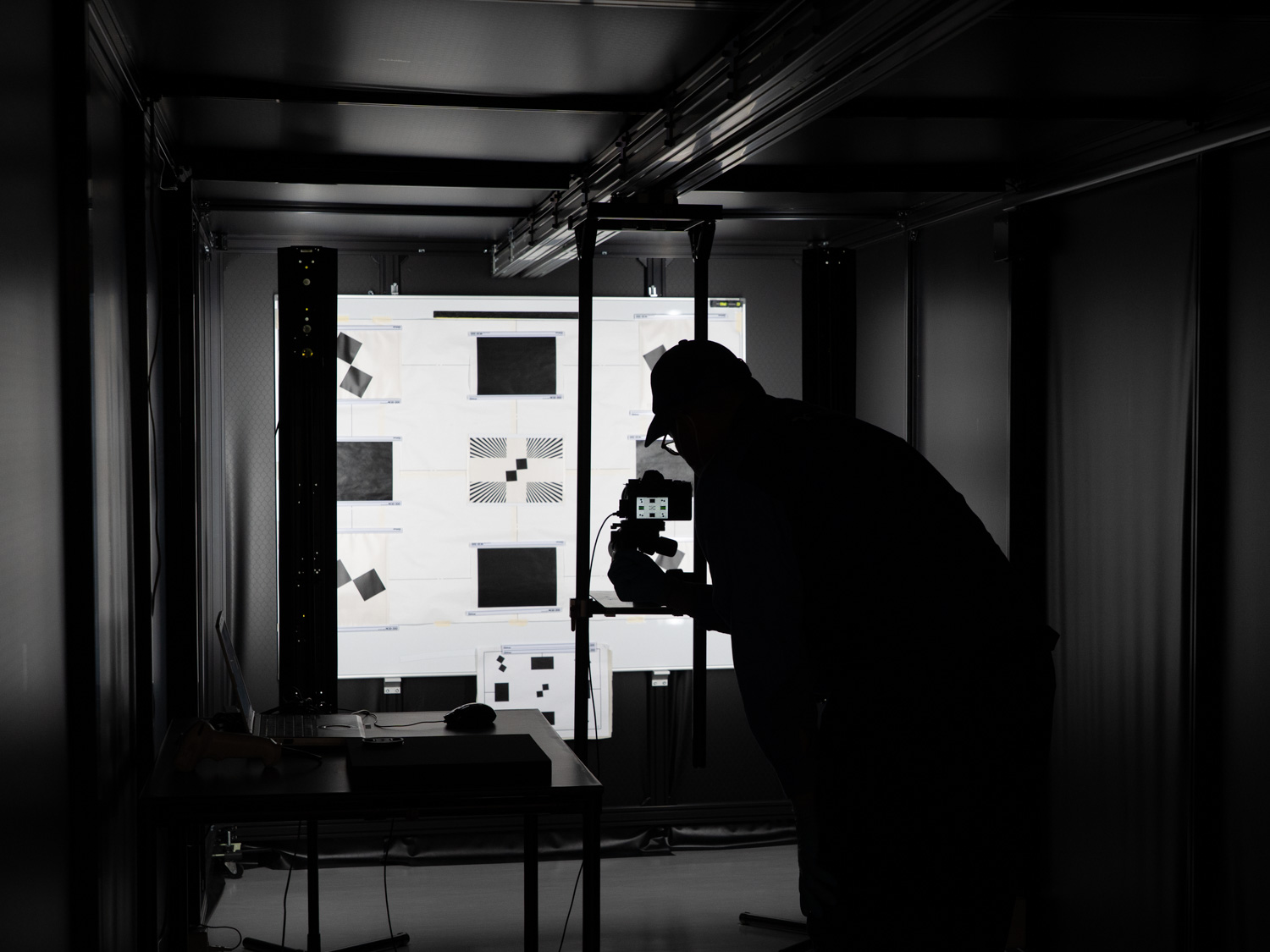 レンズ性能検査用のブース。天井から吊り下げて距離を変化できるようにすることで、リファービッシュ対象の全レンズ性能を確認できる