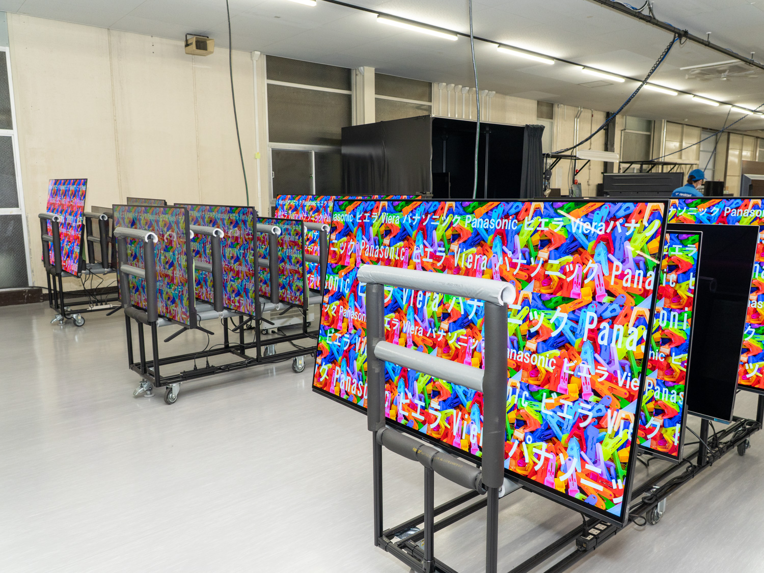 リファービッシュ中のVIERAが並ぶ