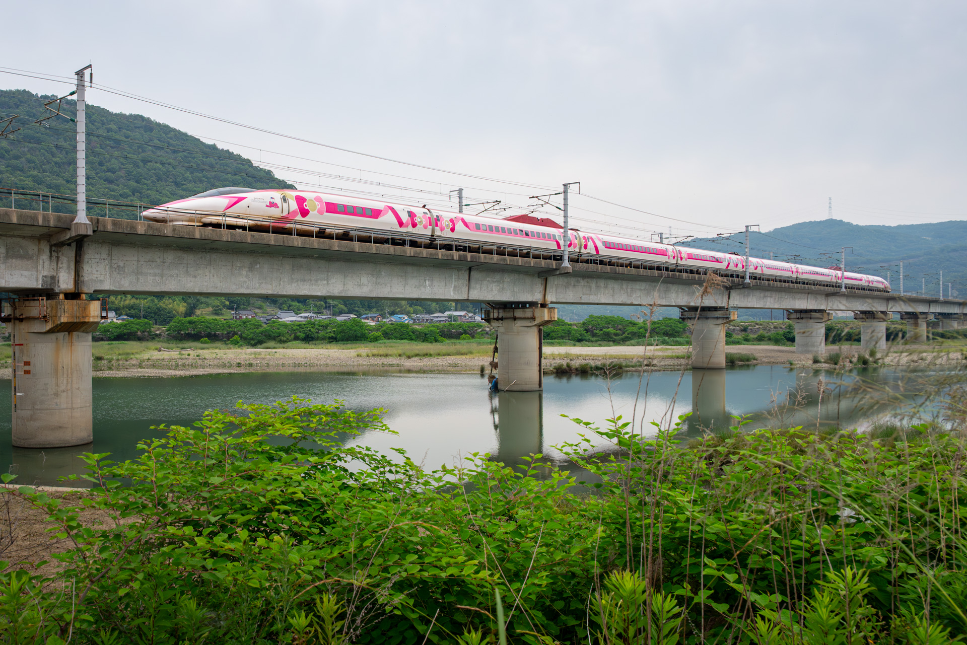 1日1往復しか走らないレアな「ハローキティ新幹線」もちょうど通過。筆者も撮影してみた