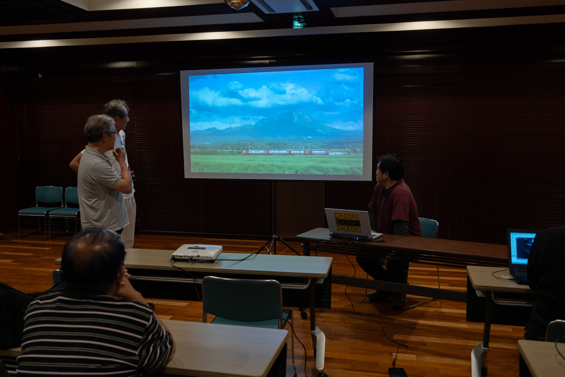 プリント作業中には助川さんが撮影した動画が披露された