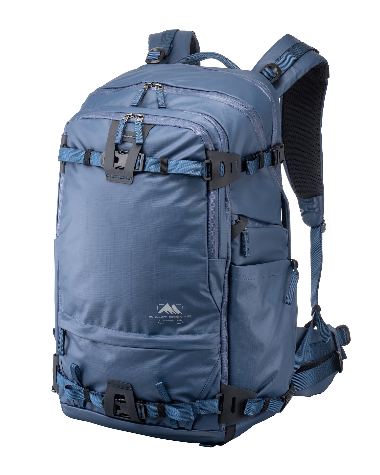 価格：5万9,400円（税込）<br>　<br><b>●SPECIFICATION</b><br>外形寸法（W×H×D）：約33×54×22cm<br>内形寸法（W×H×D）：約30×（41＋10）×19cm<br>質量：約2.65kg<br>容量：35L<br>フロント拡張：7L<br>収納ノートPCサイズ：16インチ<br>付属品：レインカバー、ウエストベルト、トレッキングポール取付用ゴムバンド