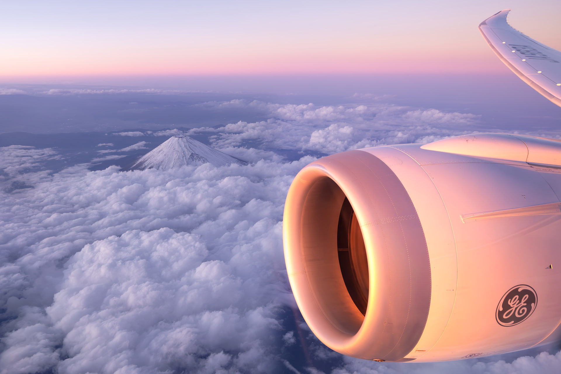 機内持ち込みできるサイズのバッグなので、撮影機材を客室内に持ち込める。素早くカメラとレンズ、忍者レフを取り出せば、機窓からのチャンスを逃さず、高品質な撮影が可能だ<br><span class="fnt-85">キヤノン EOS R6 Mark II／RF15-35mm F2.8 L IS USM／22mm／絞り優先AE（F3.2、1/250秒、＋0.3EV）／ISO 1000／WB：オート</span>