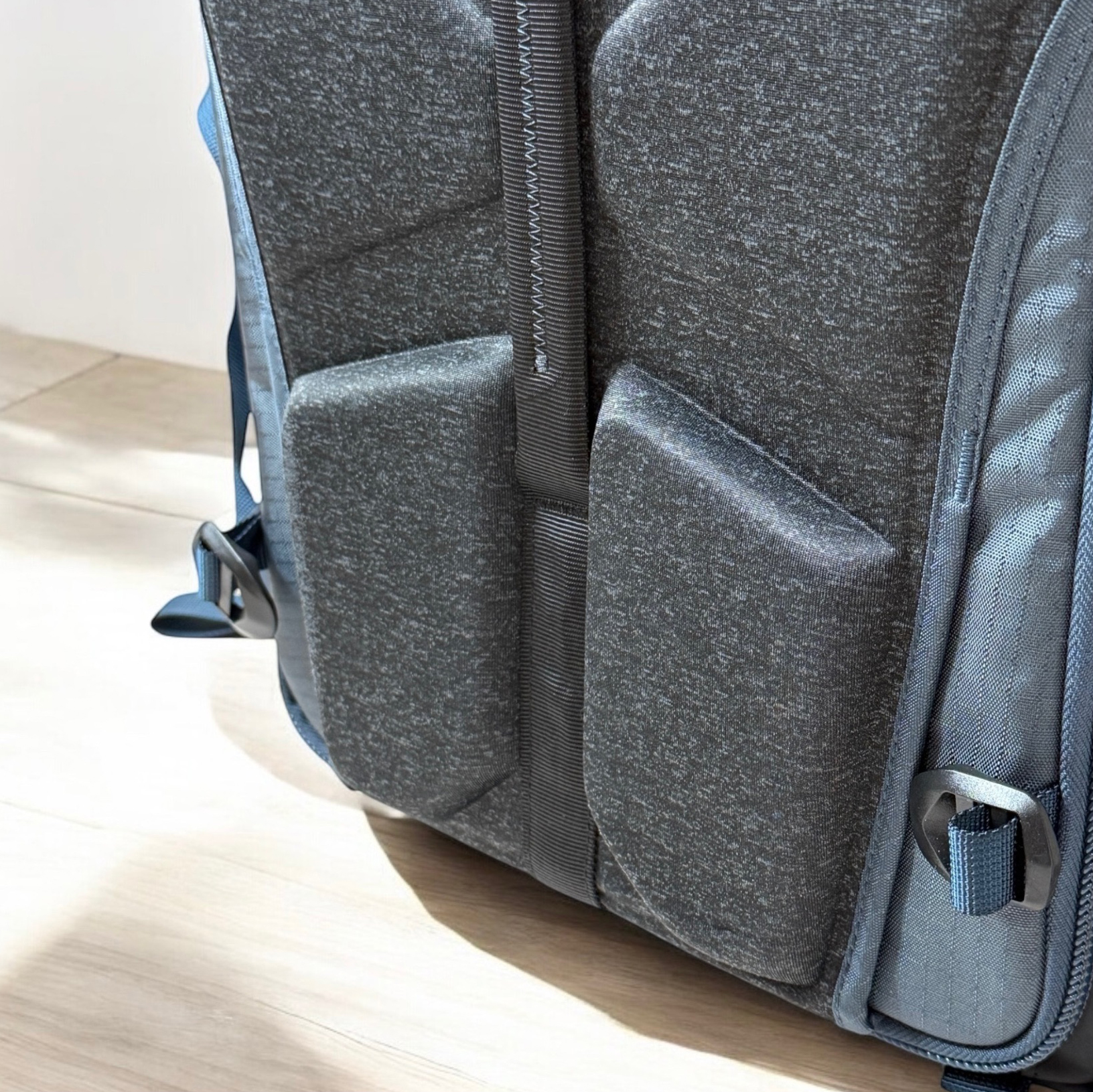 通気性と柔軟さを兼ね備えた背面設計