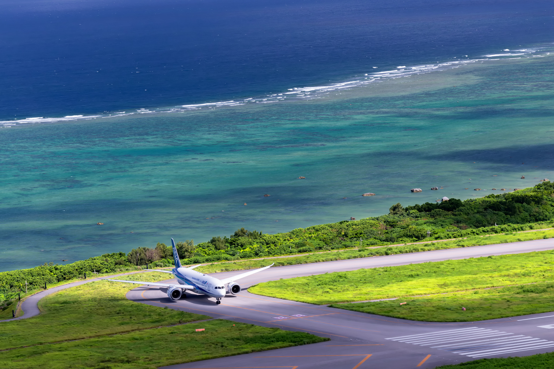 飛行機撮影では、少し小高い山や階段、降雪の中で長時間待機することも頻繁にある。このバッグなら、食料や水分など十分な容量の荷物を入れられるので、最高のタイミングを待ち続けられる<br><span class="fnt-85">キヤノン EOS R6 Mark II／RF70-200mm F2.8 L IS USM／153mm／絞り優先AE（F8、1/1,250秒、±0EV）／ISO 1600／WB：オート</span>