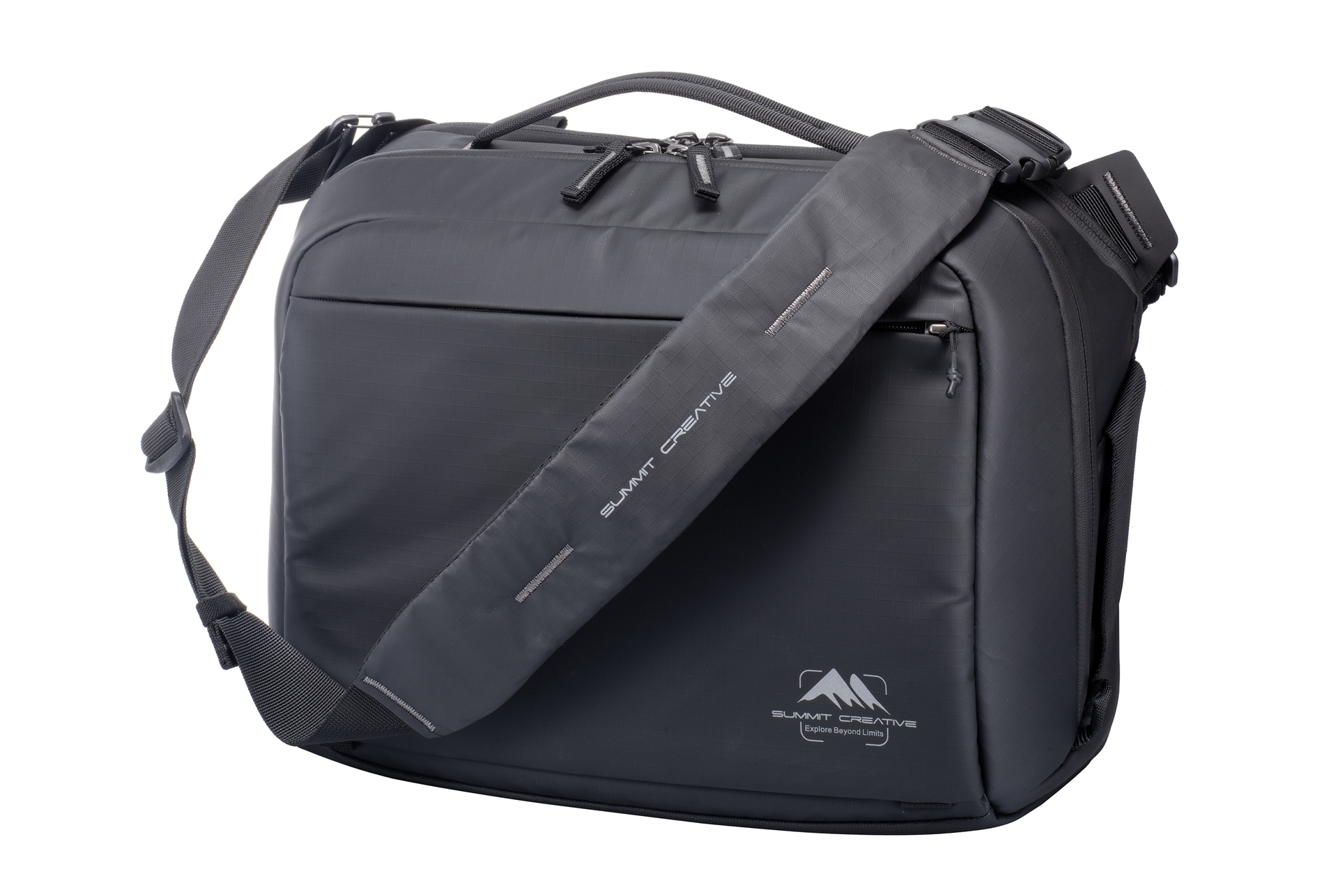 価格：2万3,760円（税込）<br>　<br><b>●SPECIFICATION</b><br>外形寸法（W×H×D）：約37×27×14cm<br>内形寸法（W×H×D）：約36×25.5×13cm<br>質量：約0.93kg<br>容量：10L<br>収納タブレットサイズ：13.3インチ<br>付属品：レインカバー、サポートストラップ<br>　<br>コンパクトに荷物がまとまり身近な場所への移動に便利