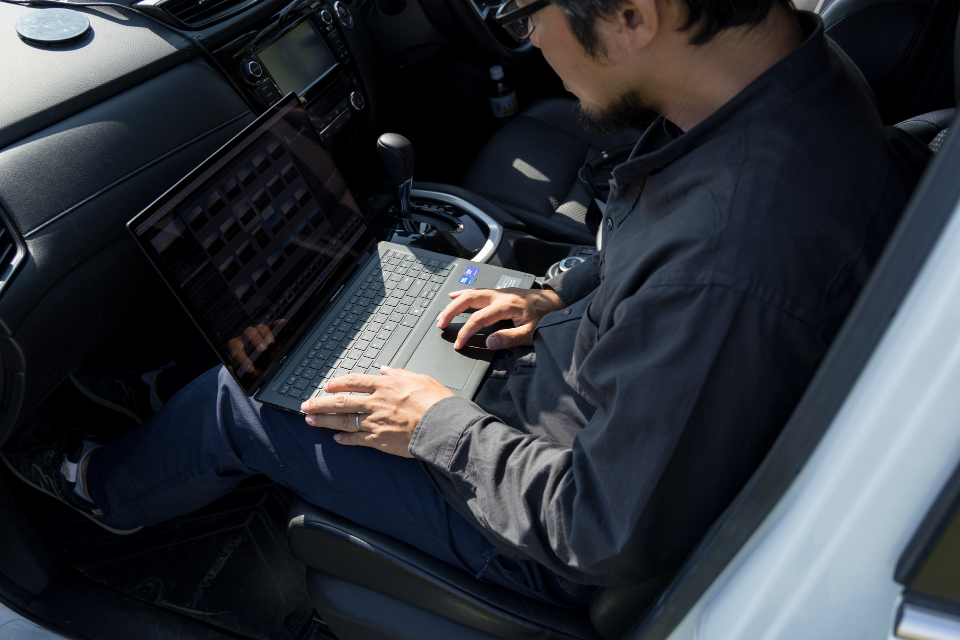 車内でパッと開いて画像を保存、撮影内容をさっそくチェック。取り込みが速い上、16インチの大画面で視認しやすいのがうれしい