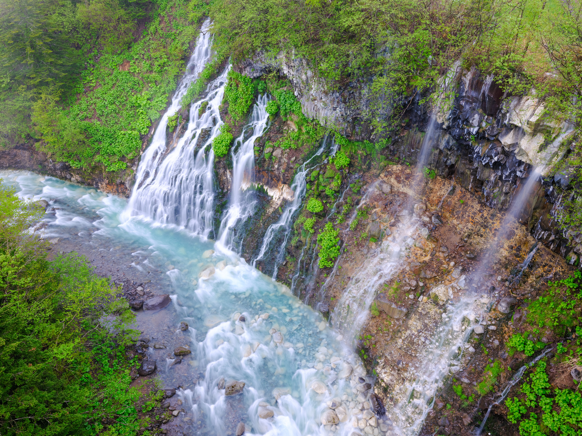ND8を装着して0.5秒で撮影。雨が降る状況だったが、このようなシーンなら好都合だ。美瑛には空と丘だけではなく、どんなシーンでも絵にすることができる撮影地としても奥深さがある<br><span class="fnt-85">FUJIFILM GFX100RF／35mm（28mm相当）</span>