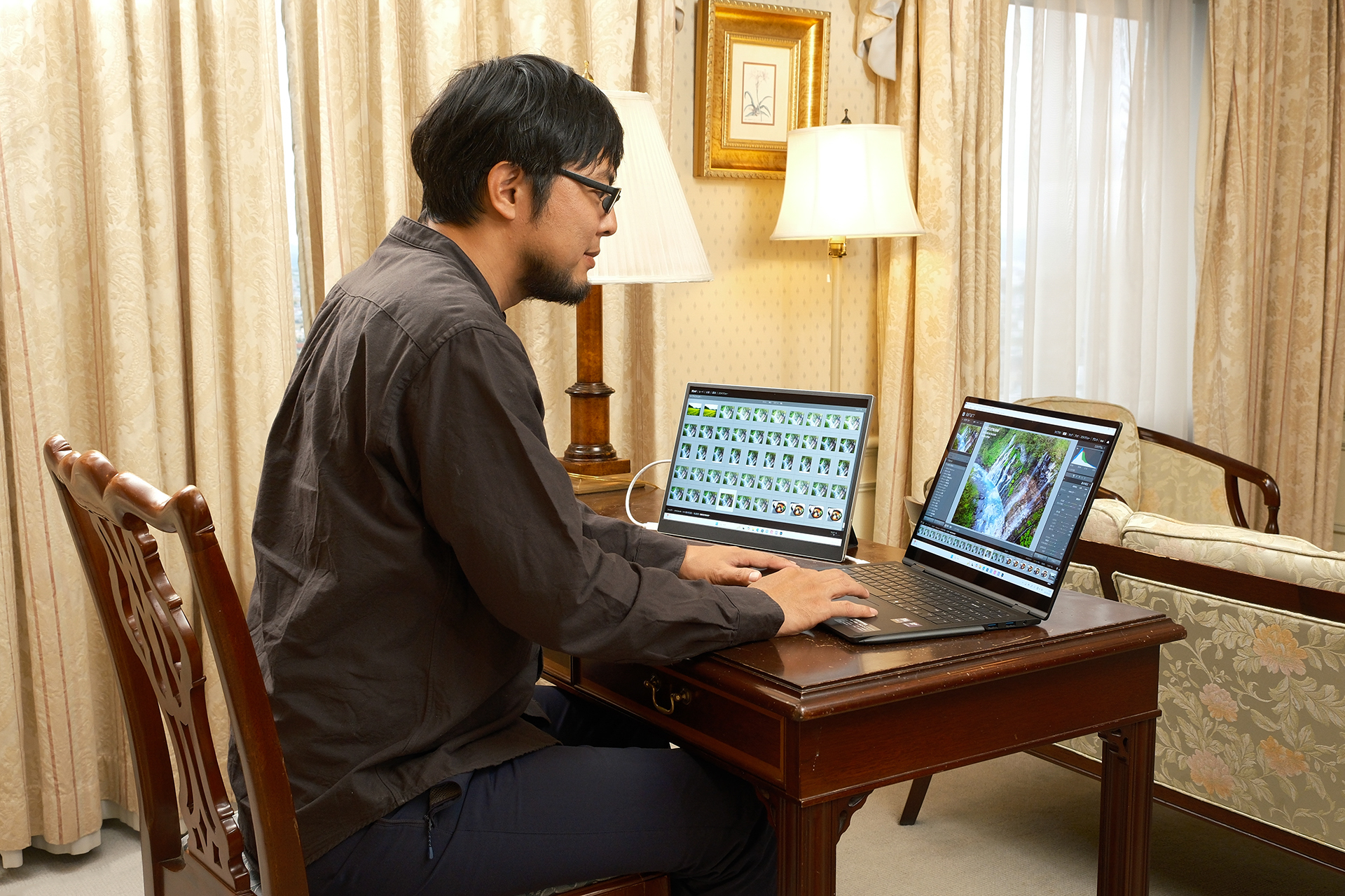 撮影したその日のうちにデータをPCへバックアップ。高速なPCでないとおっくうになるが、USB4搭載のLG gram Pro 2in1 16なら苦にならない。モバイルディスプレイ「LG gram +view」（左）があるとチェックがさらにはかどる