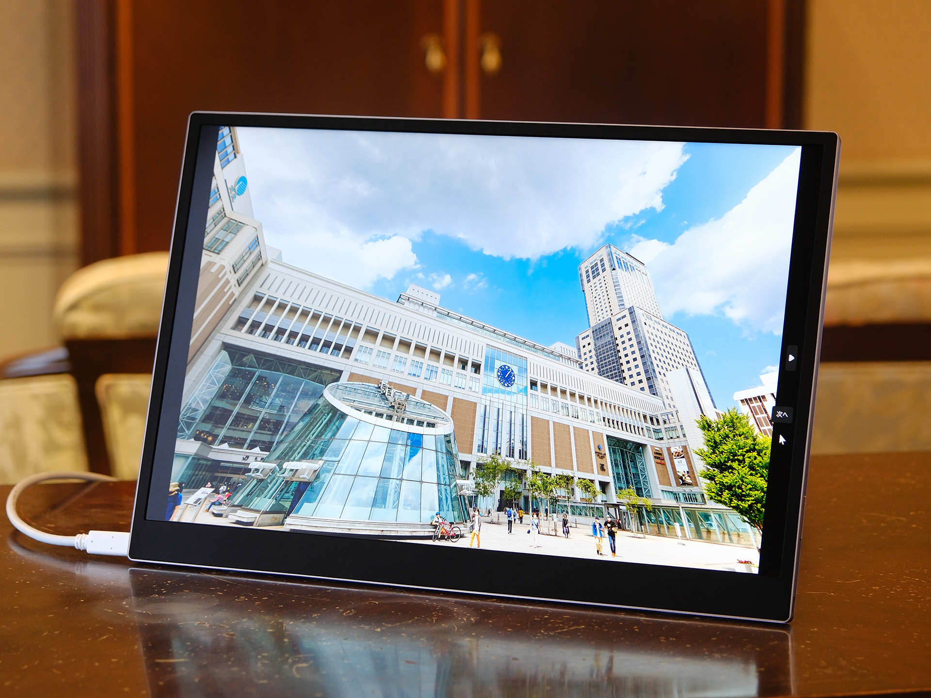 ノートPC側と同じ表示品質というモバイルディスプレイ「LG gram +view」。一緒に持ち歩けば作業をより快適してくれるだろう