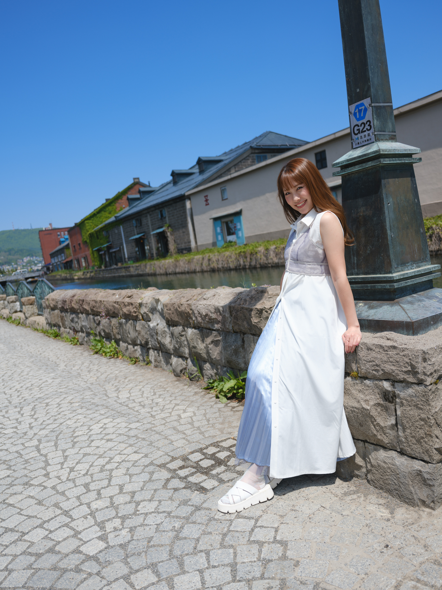 この日もカラッと晴れた北海道らしい天気に恵まれた。軽量な機材なら初めての街の撮り歩きも快適だ<br><span class="fnt-85">FUJIFILM GFX100RF／35mm（28mm相当）／絞り優先AE（1/800秒、F4.0）／ISO 80</span>