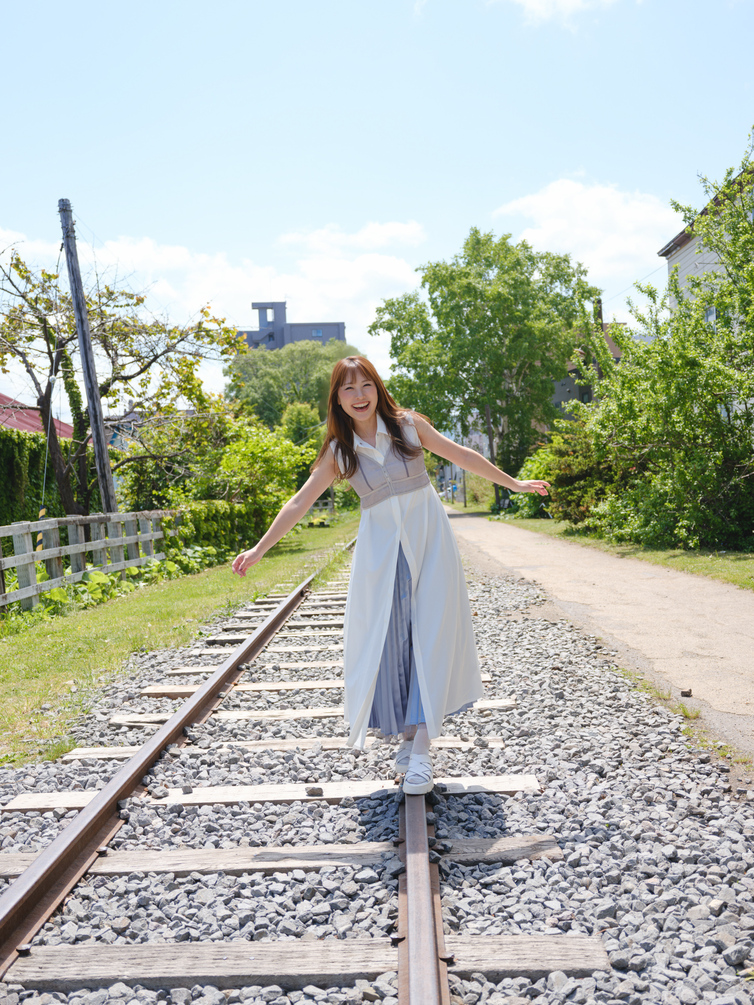 28mm相当の広角を活かしてシンプルな日の丸構図に。軽い機材でテンポ良く撮影していればモデルの表情も明るくなる<br><span class="fnt-85">FUJIFILM GFX100RF／35mm（28mm相当）／絞り優先AE（1/320秒、F4.0、±0.0EV）／ISO 80</span>