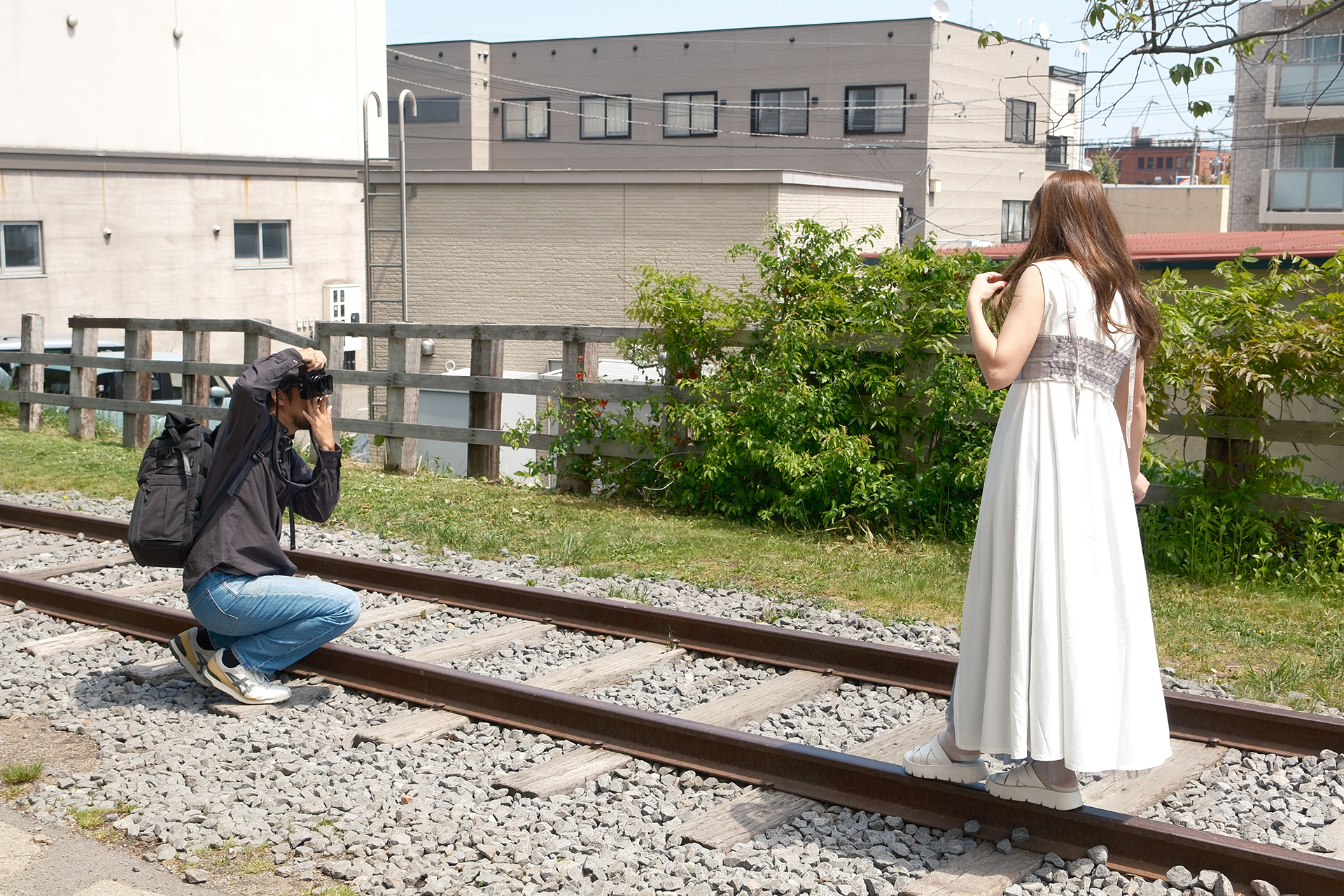 撮影中はこのようにLG gram Pro 2in1 16をカメラリュックに入れたまま撮影。16インチPCを持ち歩いているとは思えない軽快さで撮影できた