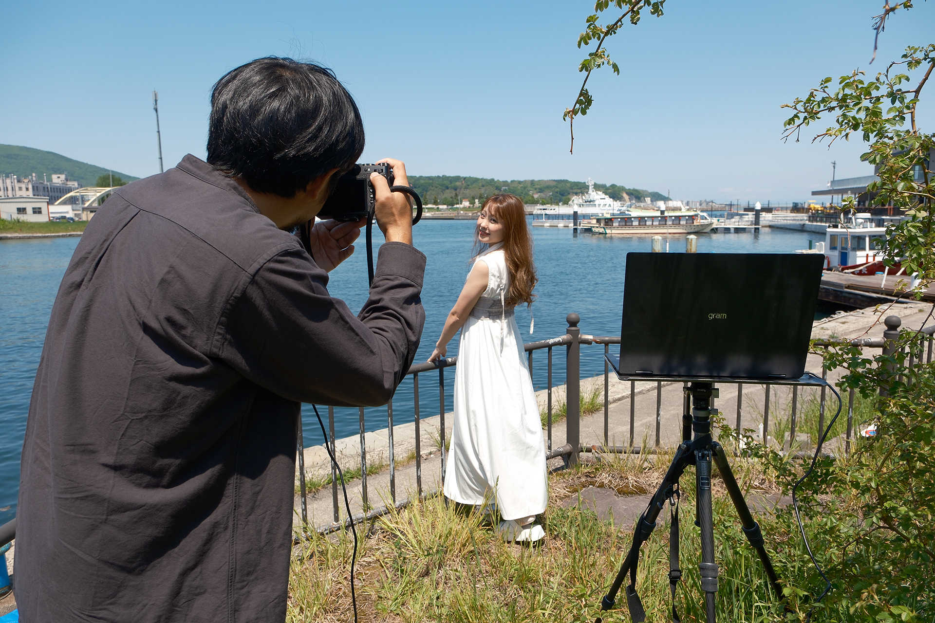 手前に設置したLG gram Pro 2in1 16でモデル自身もどのように映っているのか確認できる。大画面なので、ある程度距離が離れていても視認可能だ