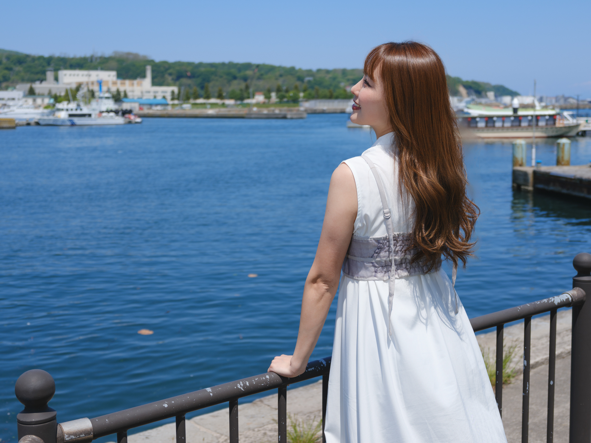 GFX100RFはレンズシャッター搭載のため、全速（～1/4,000秒）でストロボとのシンクロが可能。ここでは左からストロボを軽く当てて日中シンクロで強い日差しの影を緩和して撮影した<br><span class="fnt-85">FUJIFILM GFX100RF／35mm（28mm相当）／絞り優先AE（1/1,000秒、F4.0、±0.0EV）／ISO 80</span>