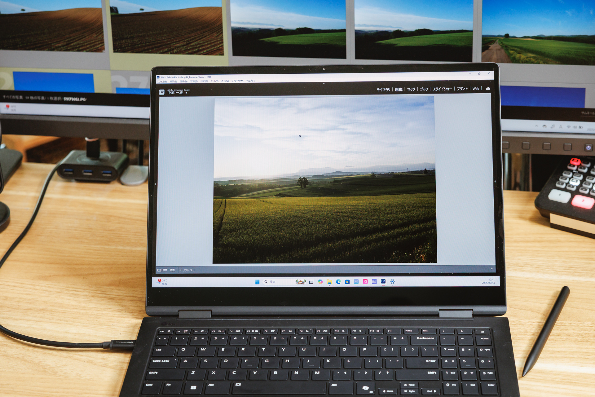 PC左側にあるUSB TypeCポートにケーブル1本接続するだけで外部モニターに出力可能だ。モニターが対応していれば電源供給も1本で行える。別途HDMIポートも備える