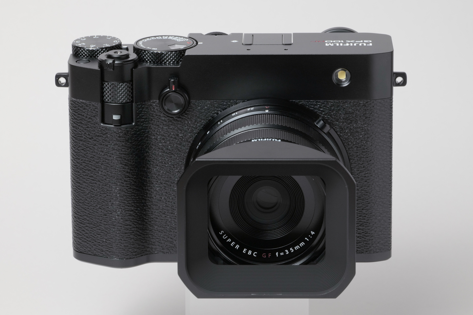 4月に発売されたばかりのFUJIFILM GFX100RF。GFXならではのラージフォーマットセンサーに固定式の28mm相当F2.8レンズを組み合わせた、小さな“約1億画素カメラ”だ