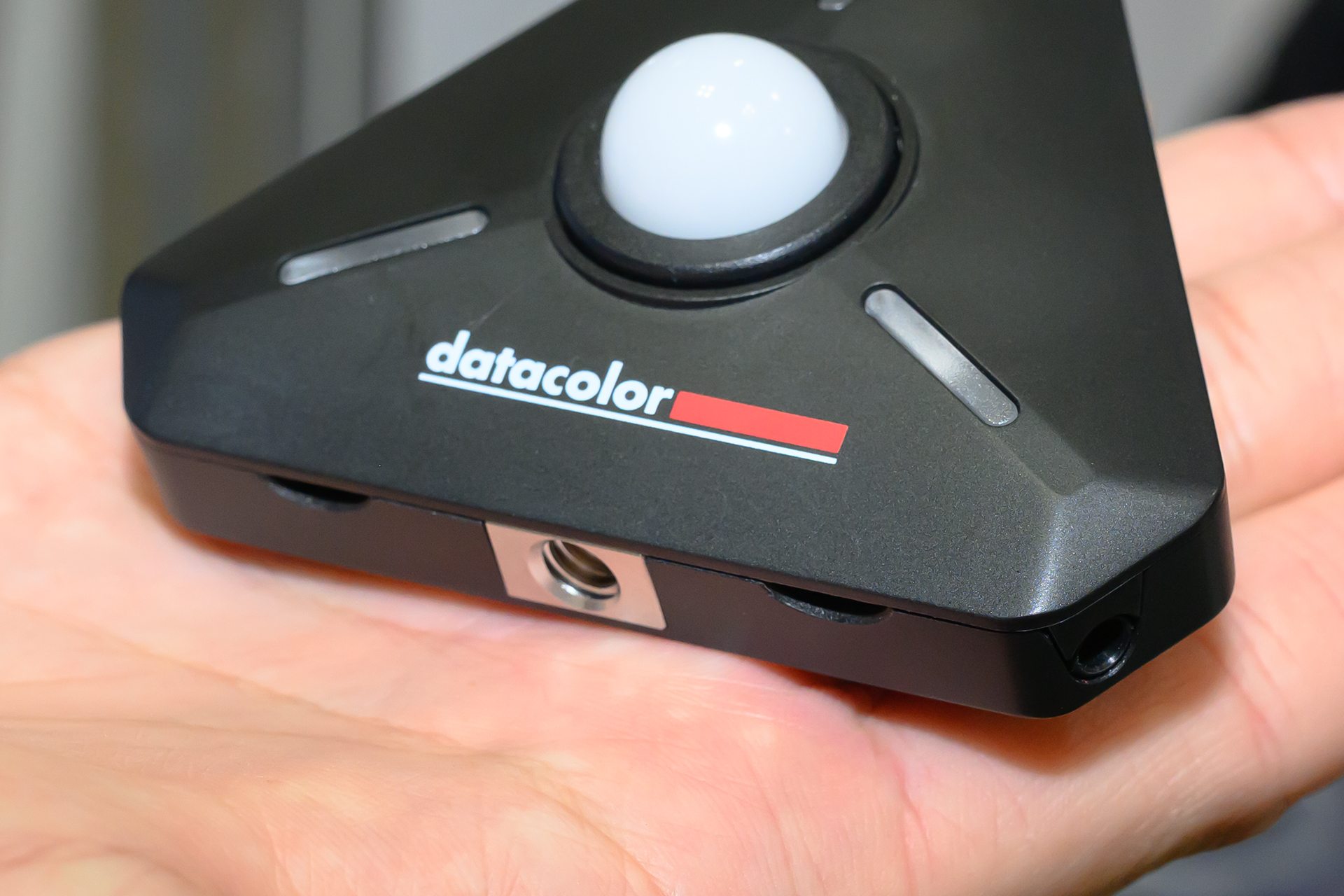 三脚穴のほか、3.5mmシンクロケーブルジャックも搭載