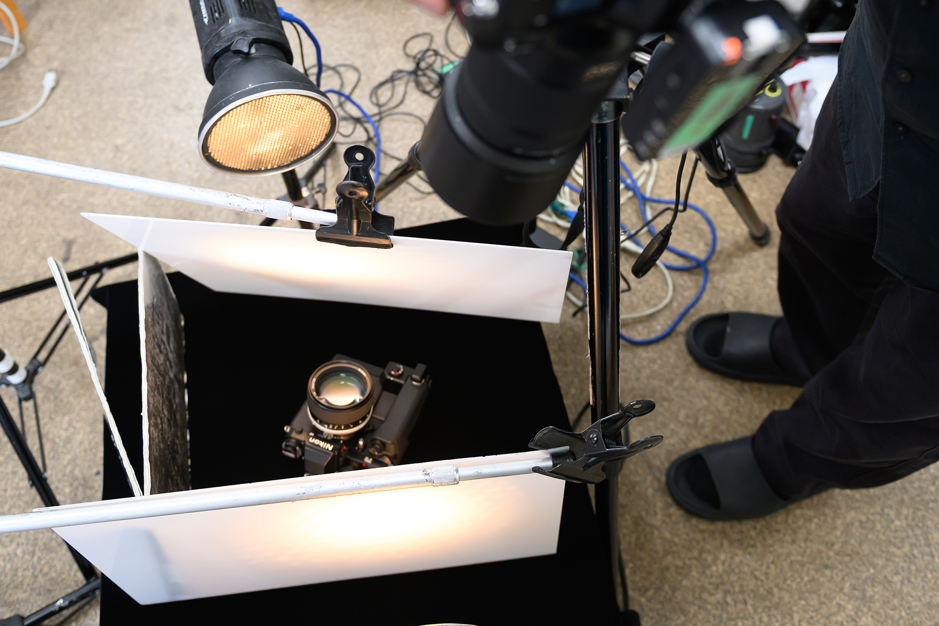 実際の撮影風景。レンズからボディまで奥行きがあるので普通に撮影すると、前後どちらかがボケてしまう