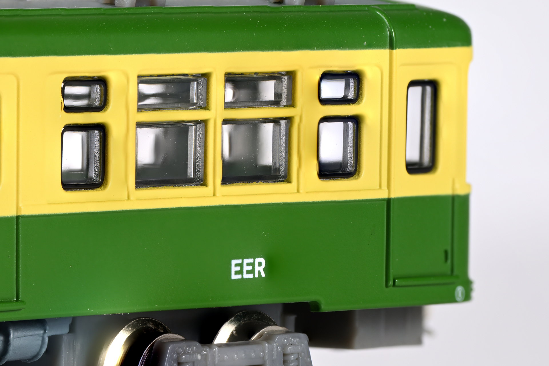 車両後方部を切り出したもの。後方までピントが合い、窓枠も描写されている