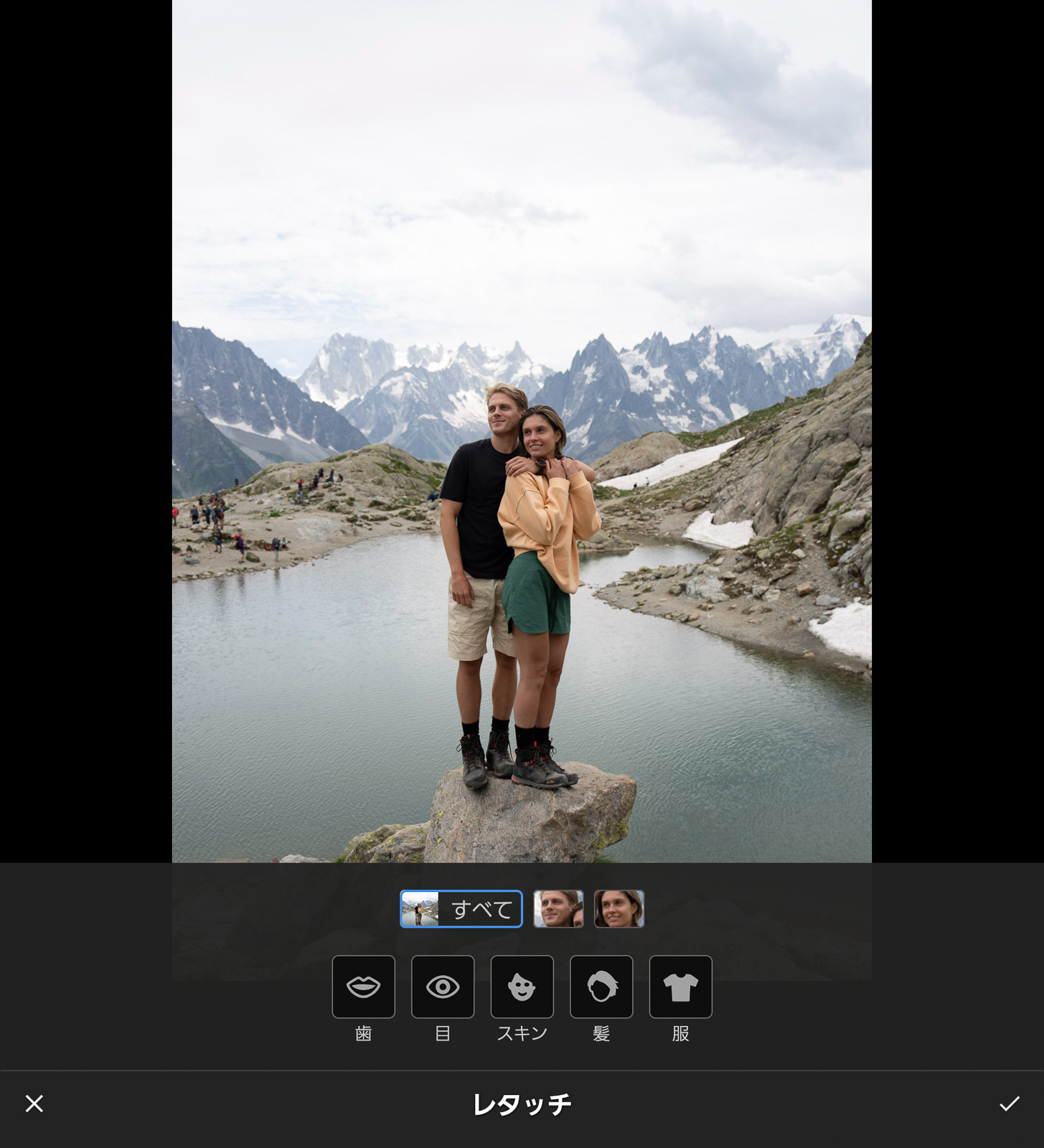 レタッチ機能では、複数の人物がそれぞれ検出され、顔のパーツごとに補正できる