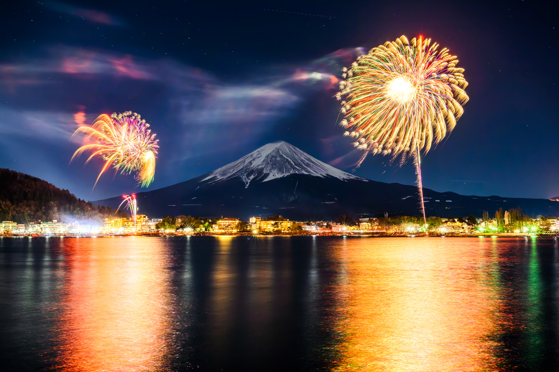 河口湖冬花火では、明るい花火に対して富士山の露出が足りなくなりがち。シャドウを持ち上げるというノイズが最も目立つ処理をしても、PureRAWを使うと気にならない<br><span class="fnt-85">ニコン Z8／NIKKOR Z 35mm f/1.8 S／35mm／マニュアル露出（F11、25秒）／ISO 100／WB：オート／河口湖冬花火</span>