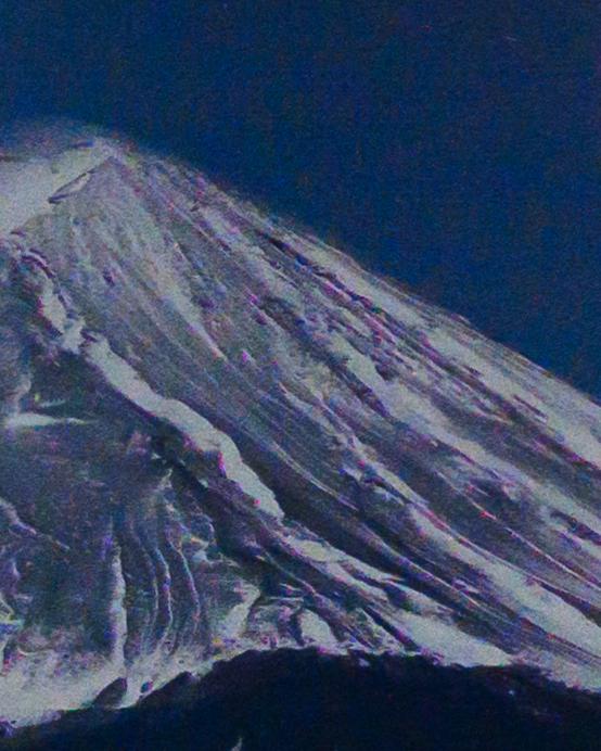 新搭載されたDeepPRIME 3を適用すると、繊細な花火の光や山肌のディテールを残しつつ、ノイズが消えた滑らかな画像を得られる。処理時間が長い分、ディテール処理に優れるというDeepPRIME XD2sと比べても結果にほぼ遜色がない