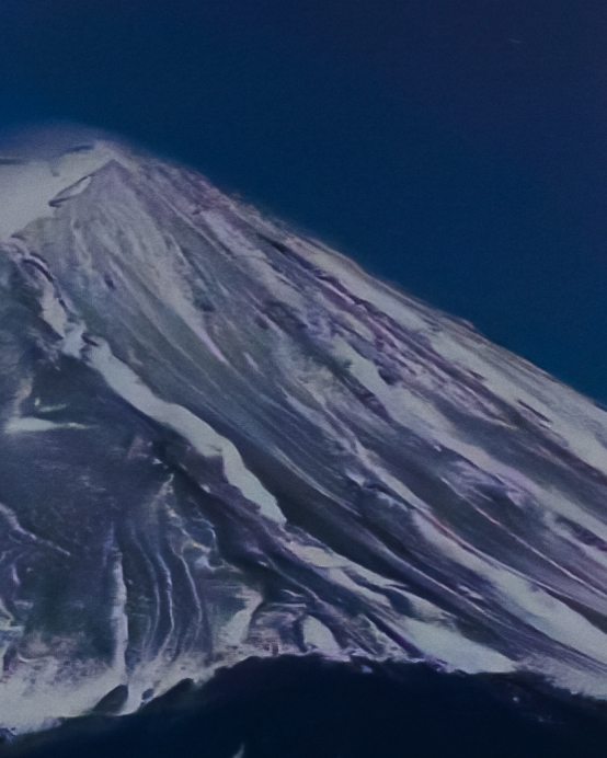 新搭載されたDeepPRIME 3を適用すると、繊細な花火の光や山肌のディテールを残しつつ、ノイズが消えた滑らかな画像を得られる。処理時間が長い分、ディテール処理に優れるというDeepPRIME XD2sと比べても結果にほぼ遜色がない