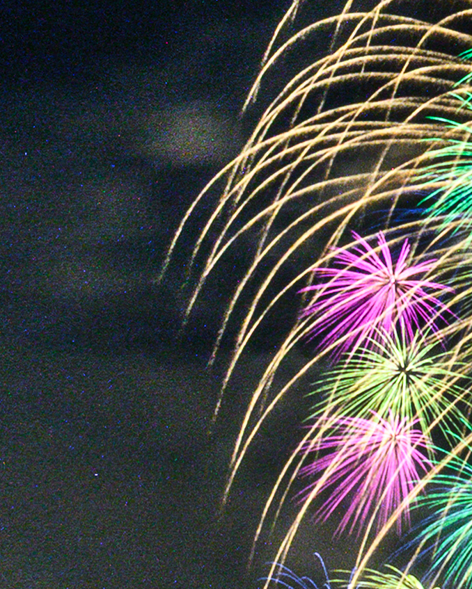 花火の鮮鋭度を損なわずに煙などで目立つノイズを取り除けた