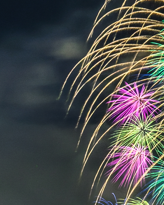 花火の鮮鋭度を損なわずに煙などで目立つノイズを取り除けた