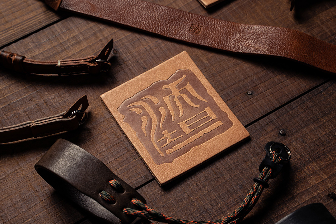 各日先着30名に進呈予定の特製イタリアンレザーコースター