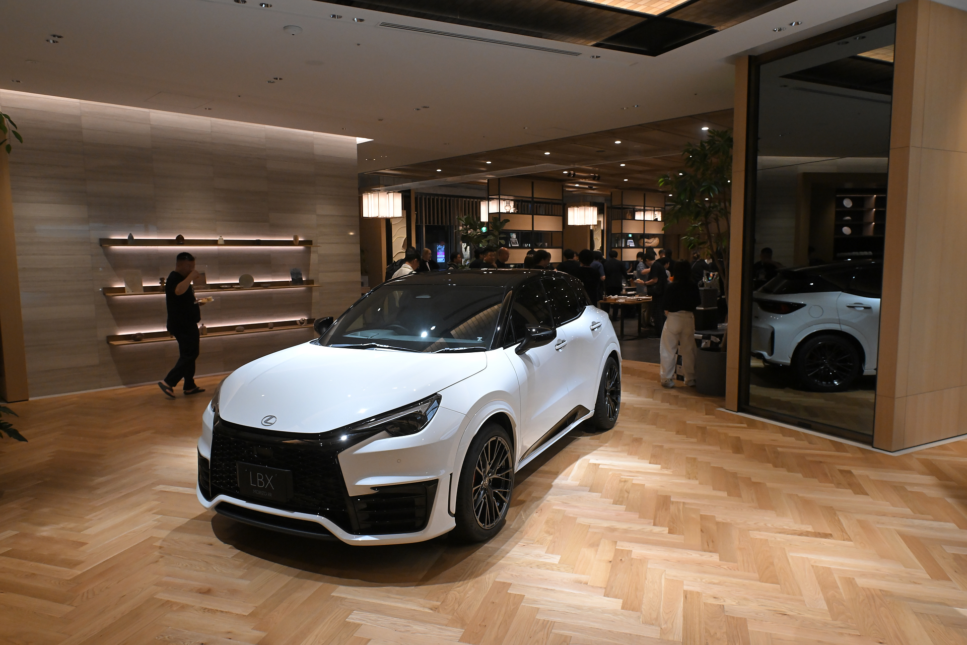 会場となった東京ミッドタウン日比谷にある「LEXUS MEETS...」。入り口にはレクサスのLBX MORIZO RRを展示