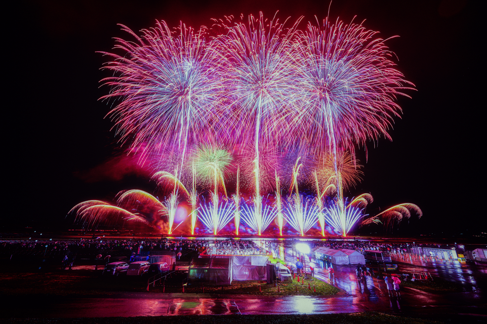 ソニー α7 IV／FE 14mm F1.8 GM／14mm／マニュアル露出（F11、6秒）／ISO 100／WB：太陽光／リバースGND／大曲の花火