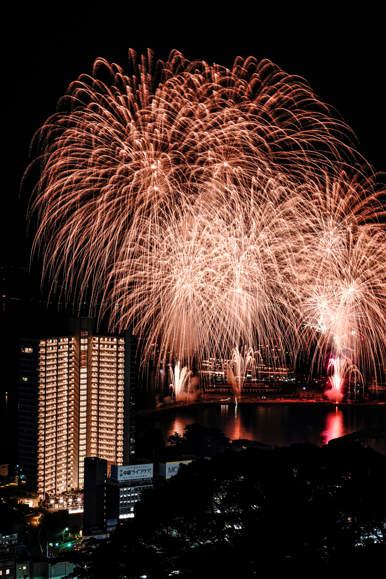 マンションの明るい窓と花火の両方が適正露出で表現できている