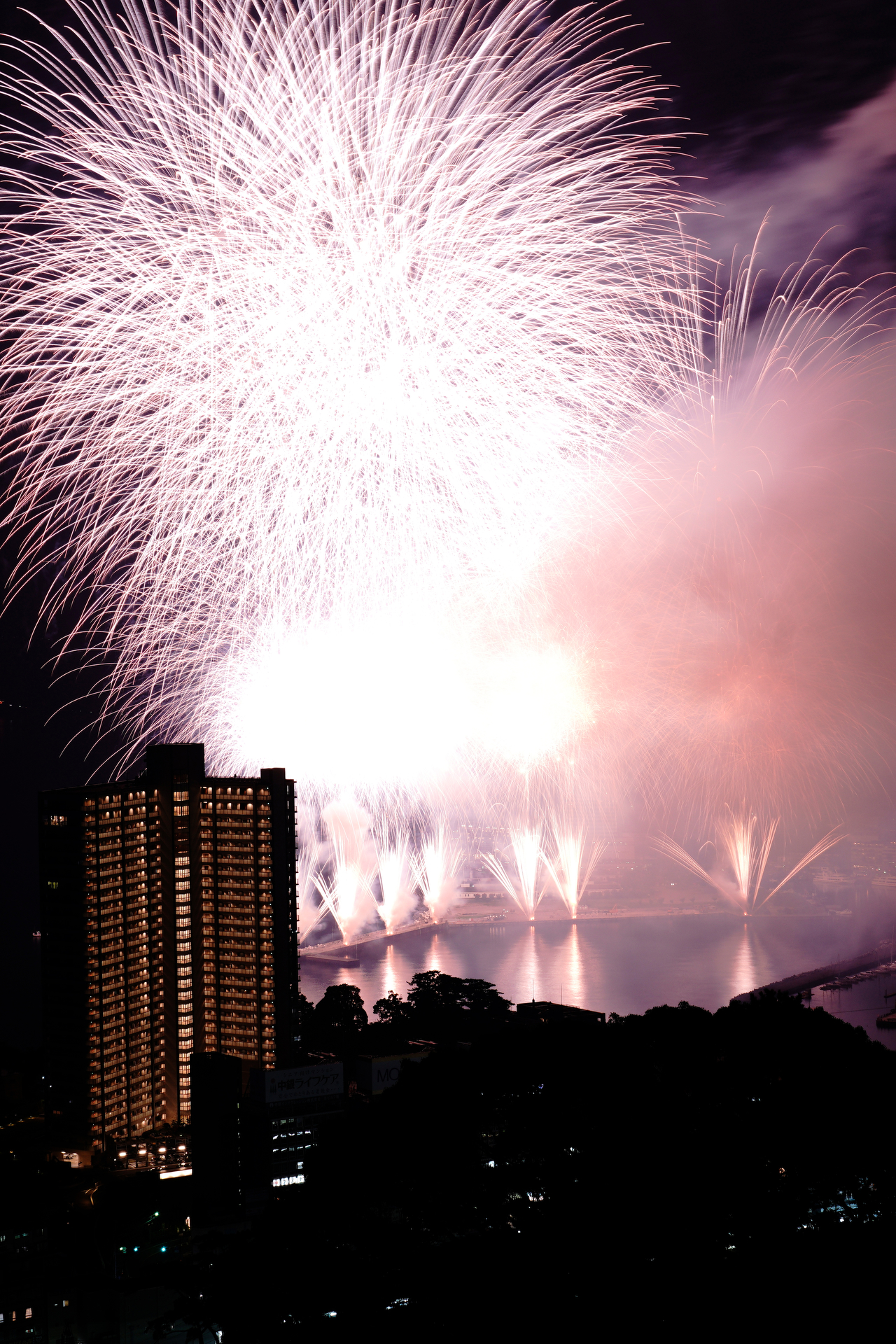 マンションの窓は暗く、花火は白飛びしてしまっている