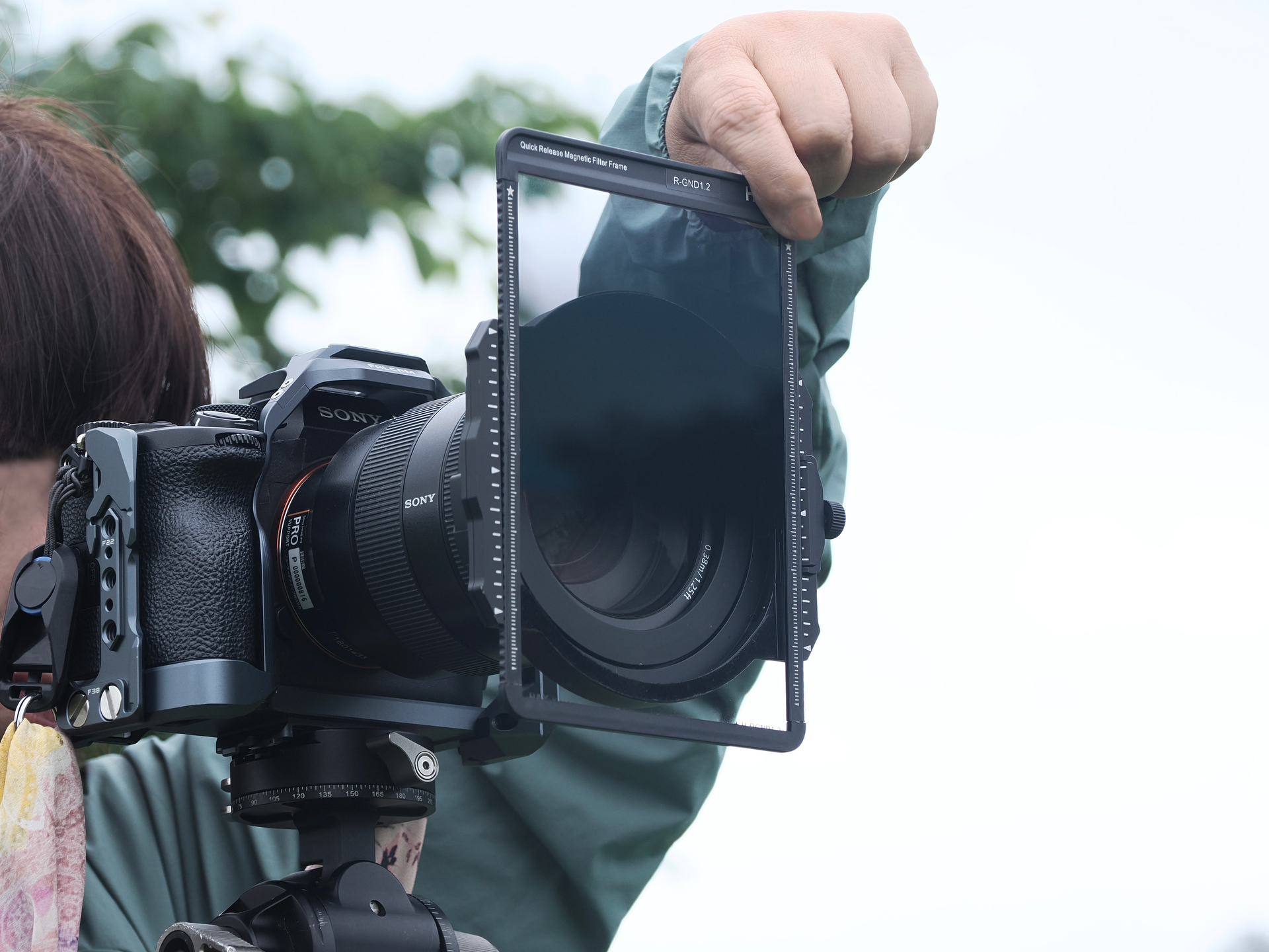 複数の花火が重なるスターマインは、花火の下部（打ち上がり際や光が集中する部分）が最も明るくなる。そこで、リバースGND8フィルターのグラデーションの境目を花火の明るい下部に合わせて減光した