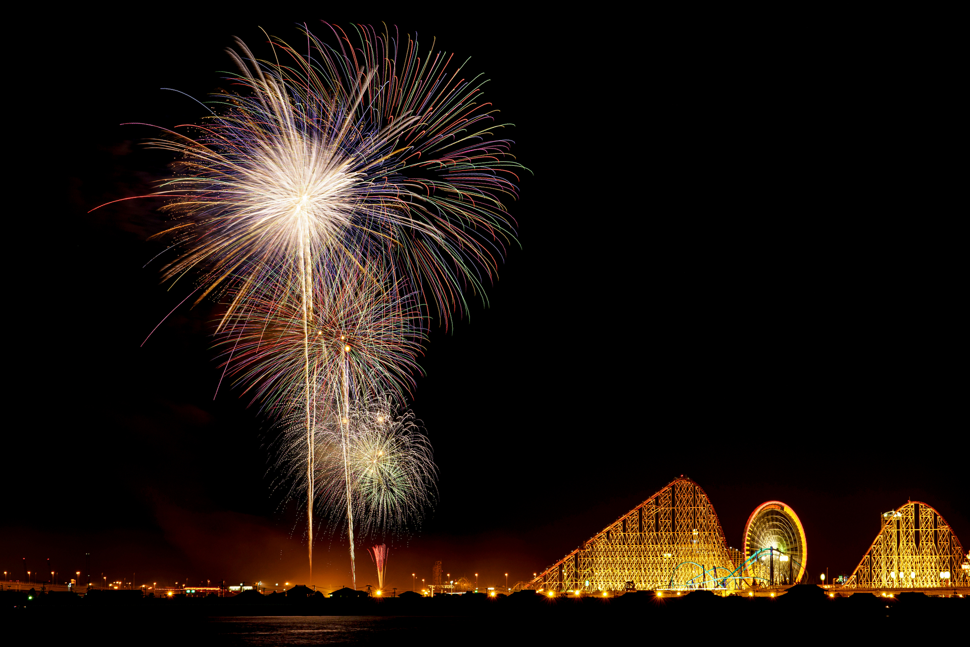 ソニー α7R III／FE 100-400mm F4.5-5.6 GM OSS／118mm／マニュアル露出（F8、12秒）／ISO 100／WB：オート／ソフトGND／長島温泉 花火大競演