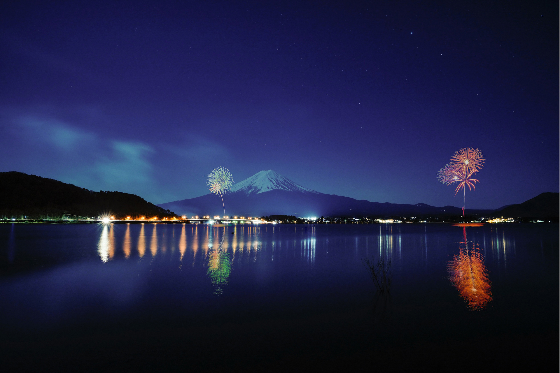 ソニー α7R III／FE 16-35mm F2.8 GM／20mm／マニュアル露出（F8、12秒）／ISO 200／WB：太陽光／ソフトGND／河口湖冬花火