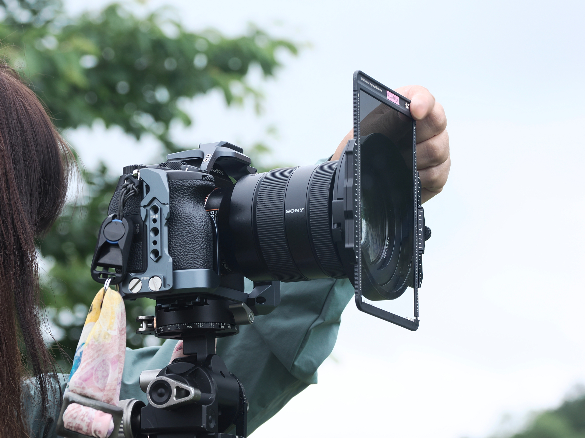 透明部分が夜景に重なるようにフィルターを少し傾けて掛ける。その結果、夜景と花火、映り込んだ水面の花火の露出がバランス良く再現された