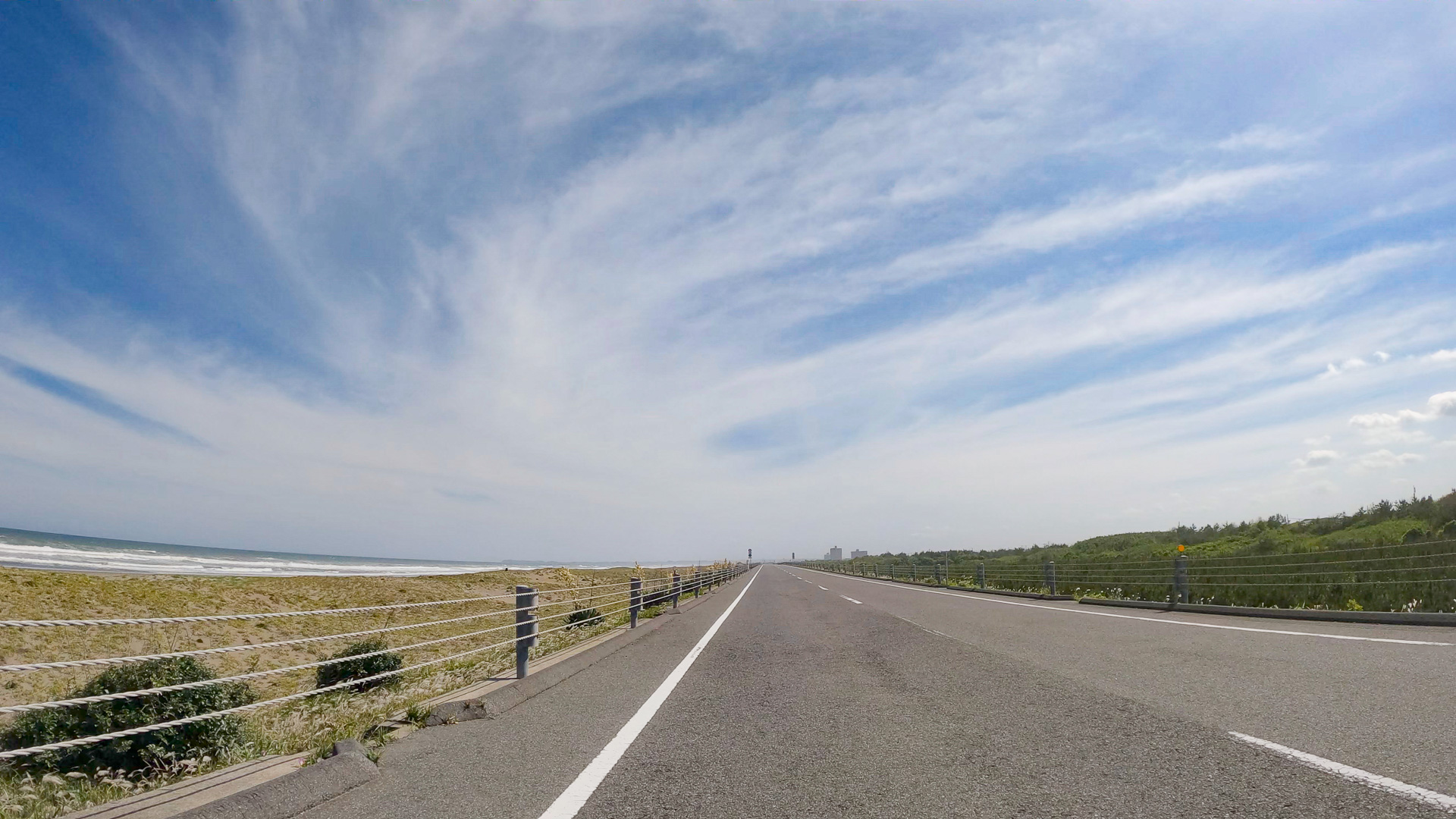 車内設置のGoPro動画から静止画キャプチャ。写真左手に海が見えるのわかるかな。ここは九十九里有料道路。長い直線が続く抜けが良く気持ちのいい道路です。全線というわけではないけど、海を見ながら走れる道路は貴重ですね。都心から1時間ほどで着くので、天気のいい日にドライブいかがですか？ 昼間はもちろん気持ちいいけど、満月の夜なんぞは海に月道が見えたりで、なかなかロマチックでもあります。ちなみに夜間は無料です。時間は千葉県道路公社で確認してね