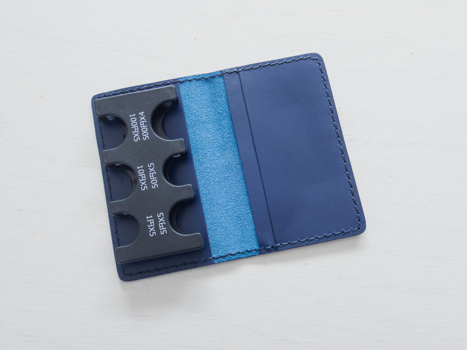 コインケースとホルダーのセット。カラーは4色