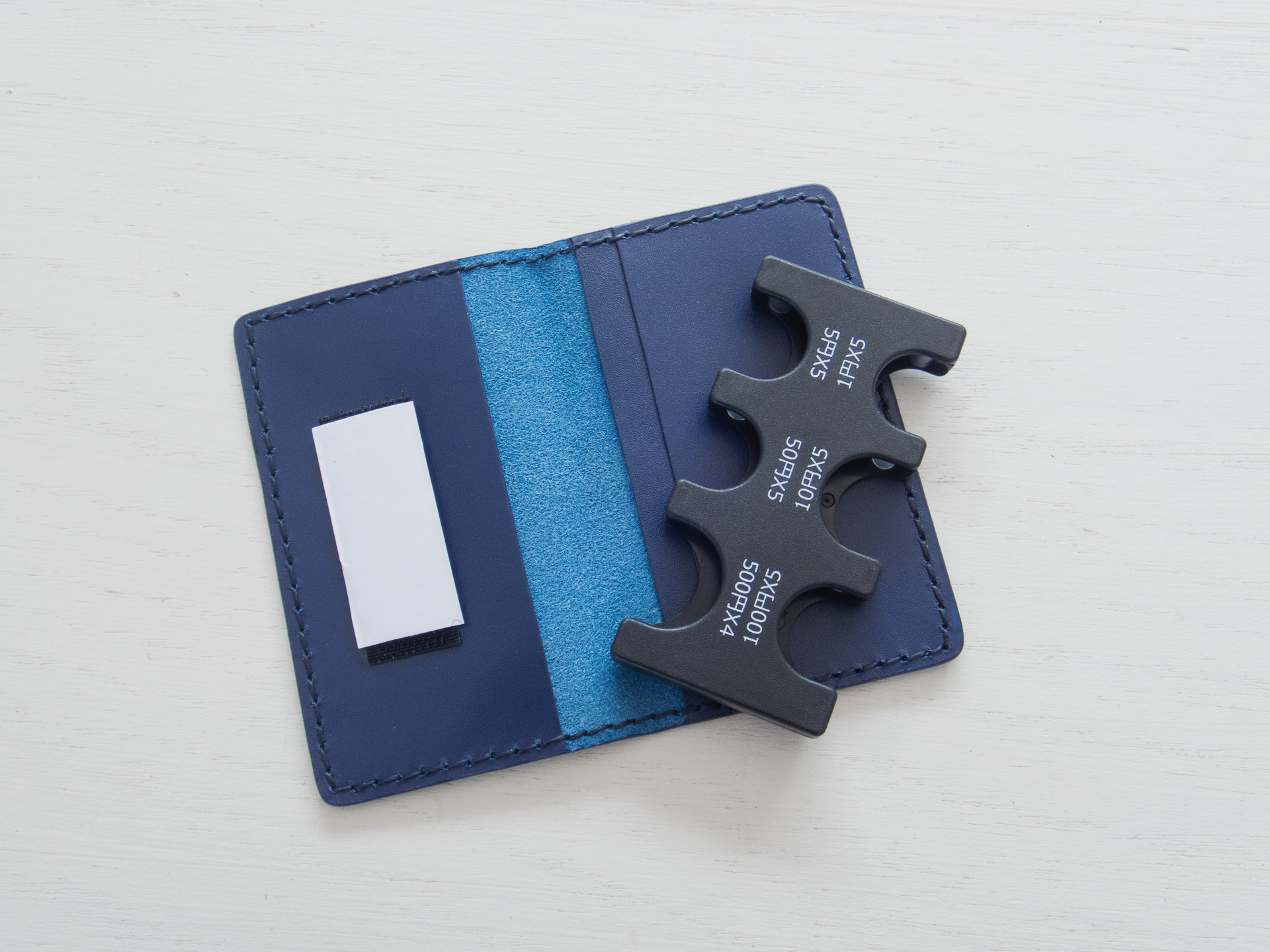 左の白いものが粘着タイプの面ファスナー。自分で好みの位置に貼り付ける