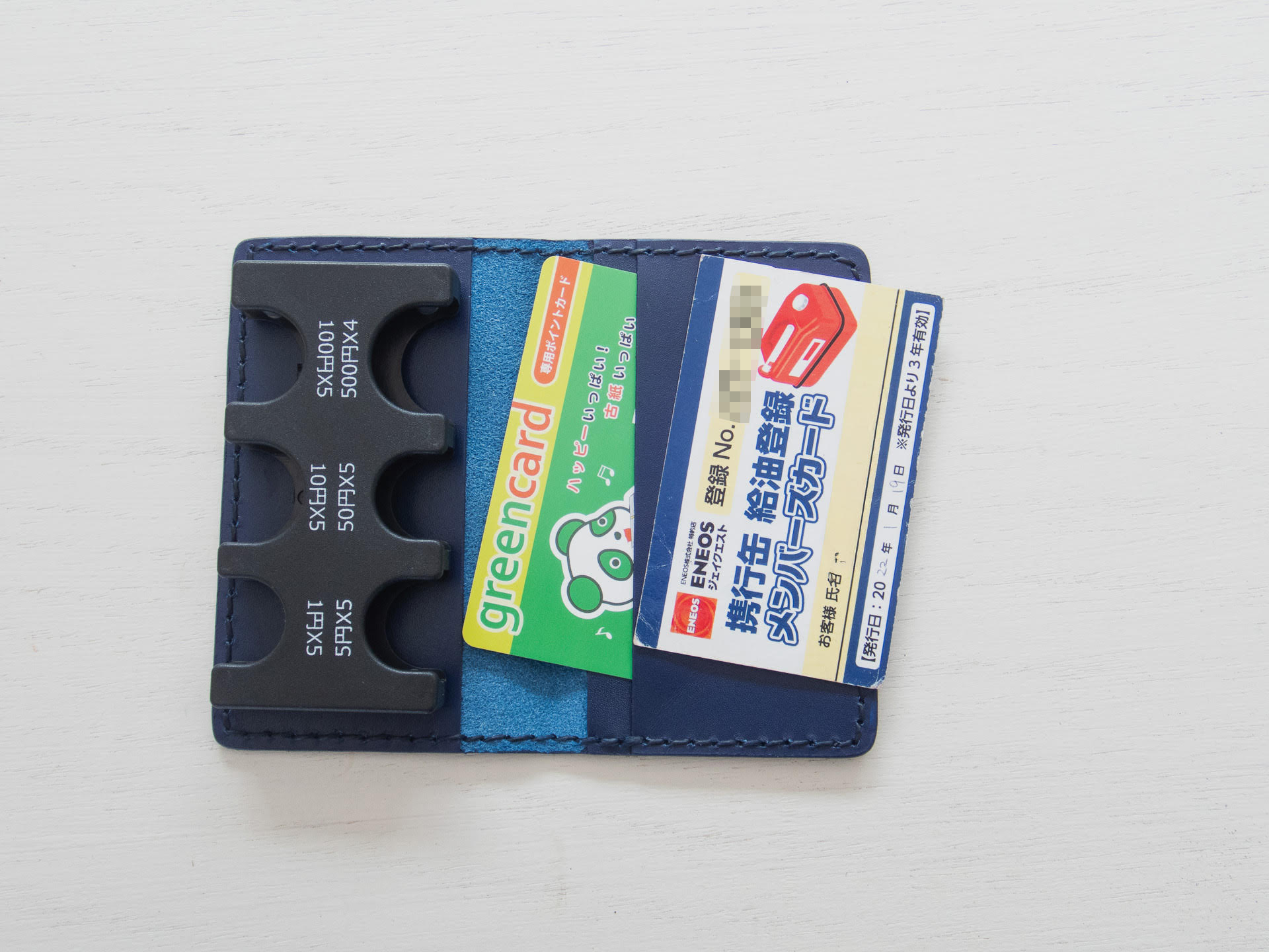 革ケースにはカードを数枚いれることができる