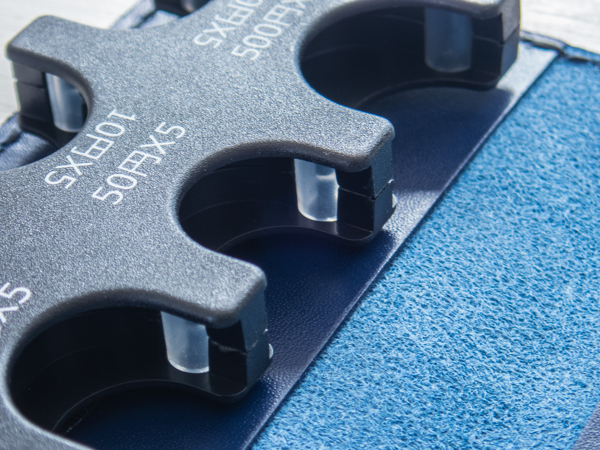 シリコン製のストッパーで小銭を抑える構造